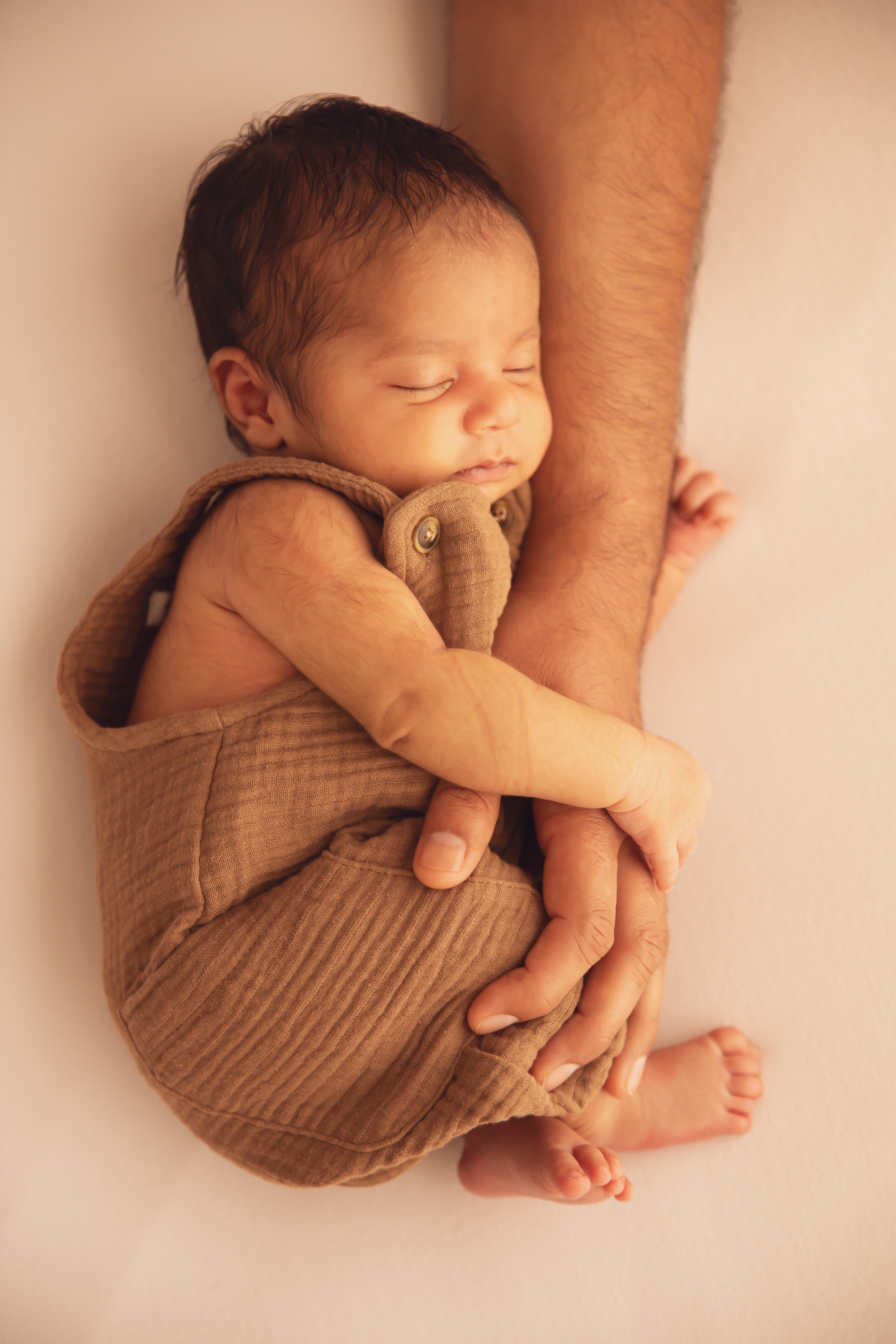 Lifestyle newborn photography studio